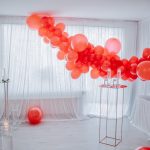 Rote Luftballons und Wandbekleidung