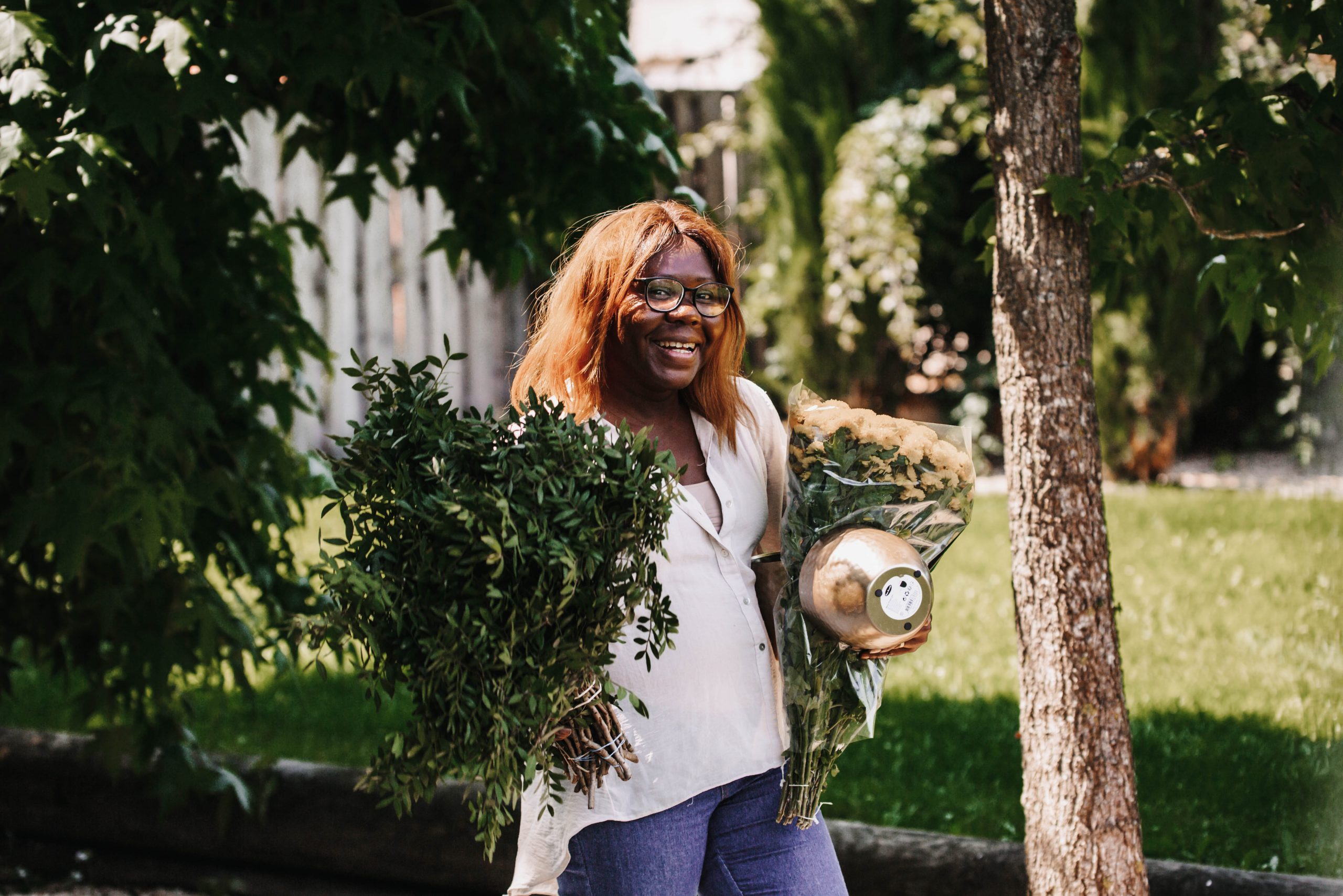Frau mit Vase und Blumen
